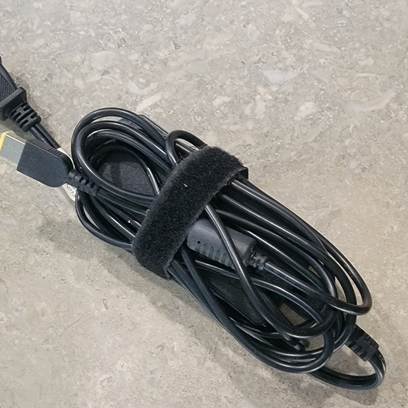 5 computer chargers and a computer bag - Picture 6 of 8